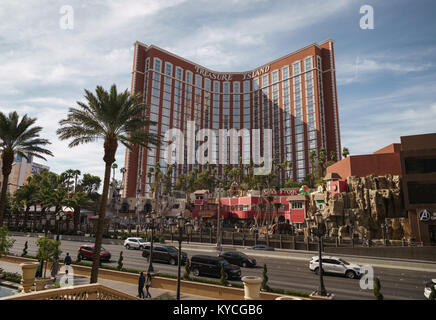 LAS VEGAS, STATI UNITI D'AMERICA - circa novembre, 2017: Treasure Island Casino Las Vegas in condizioni di luce diurna, editoriale Foto Stock