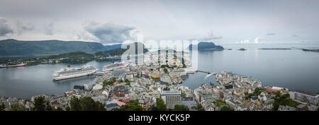 Vista di Alesund e l'arcipelago dal punto di vista Aksla Foto Stock