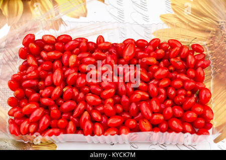 Goji. Godji. Godgy. Fresche biologiche goji, goji berry o wolfberry frutti nella coppa in plastica. frutta vitamine sfondo Foto Stock