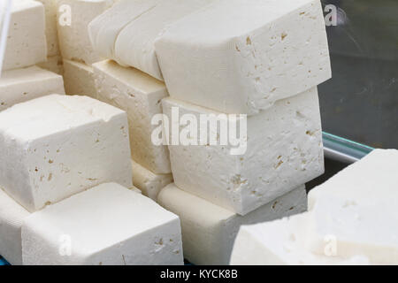 White salamoia il formaggio di vacca, latte di capra o pecora pronto per mangiare . White salamoia sirene bulgaro pronti per la consumazione. Formaggio tradizionale dal Balkan Foto Stock