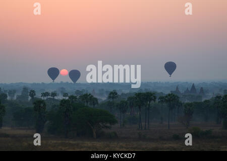 Silhouette di antichi templi e pagode e tre mongolfiere sopra l antica pianura di Bagan in Myanmar (Birmania) all'alba. Copia dello spazio. Foto Stock