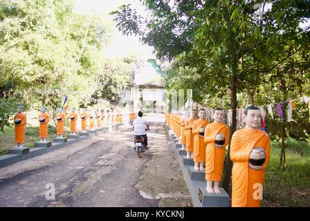 Fila di monaci Buddhisti statue nel tempio della Cambogia Siem Reap Foto Stock