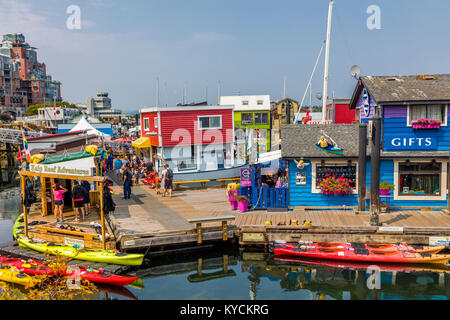 Fisherman Wharf in Victoria Canada una attrazione turistica con cibo chioschi, negozi unici e flottazione case o case galleggianti Foto Stock