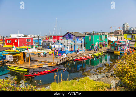 Fisherman Wharf in Victoria Canada una attrazione turistica con cibo chioschi, negozi unici e flottazione case o case galleggianti Foto Stock