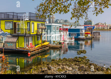 Fisherman Wharf in Victoria Canada una attrazione turistica con cibo chioschi, negozi unici e flottazione case o case galleggianti Foto Stock