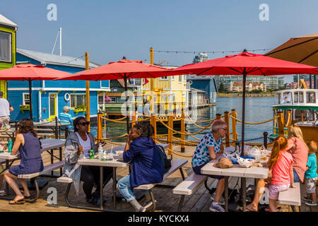 Sala da pranzo esterna sul Pontile del Pescatore a Victoria in Canada una attrazione turistica con cibo chioschi, negozi unici e flottazione case o case galleggianti Foto Stock