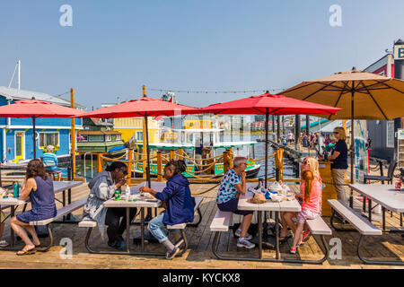 Sala da pranzo esterna sul Pontile del Pescatore a Victoria in Canada una attrazione turistica con cibo chioschi, negozi unici e flottazione case o case galleggianti Foto Stock