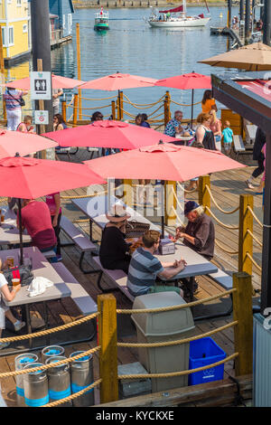 Sala da pranzo esterna sul Pontile del Pescatore a Victoria in Canada una attrazione turistica con cibo chioschi, negozi unici e flottazione case o case galleggianti Foto Stock