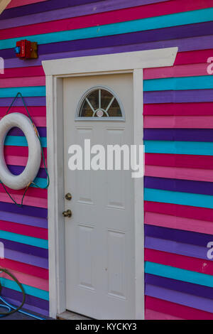 Edificio Cololful sul Pontile del Pescatore a Victoria in Canada una attrazione turistica con cibo chioschi, negozi unici e flottazione case o case galleggianti Foto Stock