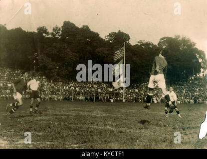 Fotografia di una partita di calcio degli anni '1920 tra la palestra Itália e il Corinthians in Brasile, che mette in evidenza il calcio professionistico e la cultura sportiva del paese. Foto Stock
