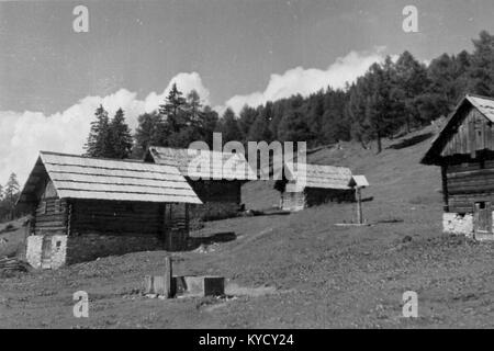 Una fotografia del 1951 mostra un insediamento di pastori su Brski Planini in Slovenia, con capanne di legno e pascoli che rappresentano il tradizionale stile di vita pastorale alpino del periodo. Foto Stock