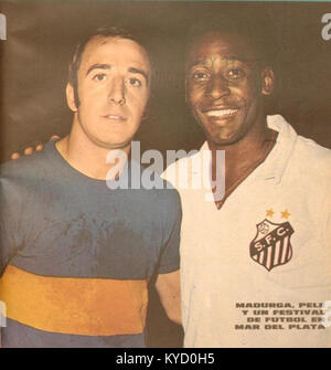 Il calciatore brasiliano Pelé è raffigurato con il centrocampista argentino Norberto Madurga prima di una partita tra Santos FC e Boca Juniors a Mar del Plata, Argentina, il 16 gennaio 1970. Foto Stock