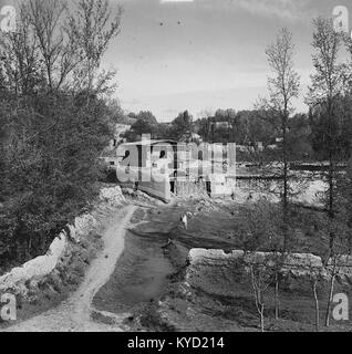 Una fotografia storica di PG Kishlak vicino a Samarcanda, Turkestan, raffigurante un tradizionale insediamento rurale dell'Asia centrale, che mostra case, paesaggi e vita quotidiana tipica della regione. Foto Stock