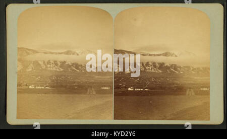 Pike Peak, 14,336 piedi alto, da Pike Peak Avenue, Colorado Springs, da Gurnsey, B. H. (Byron H.), 1833-1880 Foto Stock