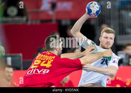 Zagabria, Croazia. Il 13 gennaio, 2018. EHF EURO Croazia 2018, gruppo (C) fase. Germania VS Montenegro. Philipp Weber (20) e Milos BOZOVIC (24). Ivica Drusany/Alamy Live News Foto Stock