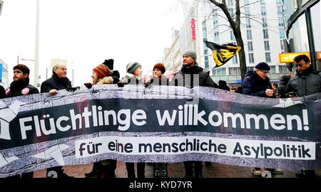 Vienna, Austria. Xiii gen, 2018. Le persone in possesso di un cartellone durante una manifestazione di protesta contro il nuovo governo di coalizione a Vienna, Austria, Gennaio 13, 2018. Credito: Pan Xu/Xinhua/Alamy Live News Foto Stock