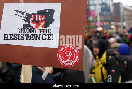 Vienna, Austria. Xiii gen, 2018. Le persone in possesso di un cartellone durante una manifestazione di protesta contro il nuovo governo di coalizione a Vienna, Austria, Gennaio 13, 2018. Credito: Pan Xu/Xinhua/Alamy Live News Foto Stock