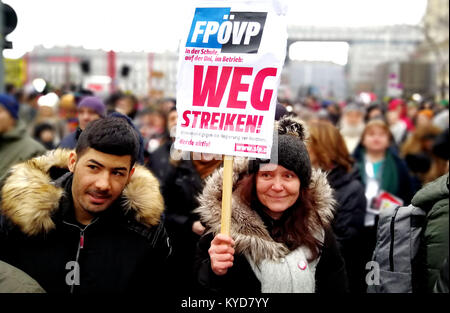 Vienna, Austria. Xiii gen, 2018. Una donna che tiene un cartello durante una manifestazione di protesta contro il nuovo governo di coalizione a Vienna, Austria, Gennaio 13, 2018. Credito: Pan Xu/Xinhua/Alamy Live News Foto Stock