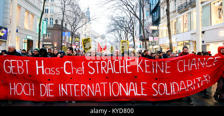 Vienna, Austria. Xiii gen, 2018. Persone tengono cartelloni durante una manifestazione di protesta contro il nuovo governo di coalizione a Vienna, Austria, Gennaio 13, 2018. Credito: Pan Xu/Xinhua/Alamy Live News Foto Stock