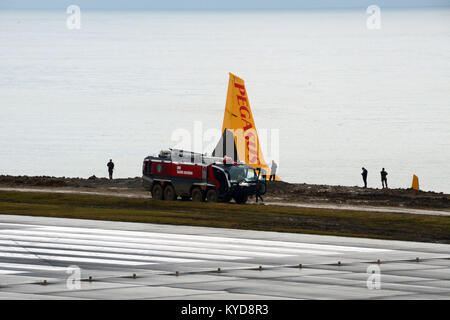 Trabzon. Xiv gen, 2018. Foto scattata a gennaio 14, 2018 mostra il sito di incidente in cui un Pegasus Airlines aereo skidded fuori pista a Trabzon aeroporto dal Mar Nero a Trabzon, Turchia. Un piano di passaggio che appartiene alla Turchia di Pegasus Airlines skidded fuori pista di Trabzon aeroporto sabato e si è conclusa verso il basso fino a metà su un ripido pendio verso il Mar Nero, turco media riportati di domenica. Credito: Xinhua/Alamy Live News Foto Stock