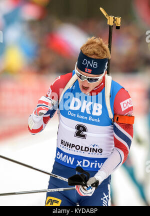 Ruhpolding in Germania. Xiv gen, 2017. Johannes Thingnes Boe di Norvegia festeggia al traguardo degli uomini della Messa di inizio evento (15 km) della Coppa del Mondo di Biathlon di Chiemgau Arena a Ruhpolding, Germania, 14 gennaio 2017. Credito: Matthias esitano di fronte/dpa/Alamy Live News Foto Stock