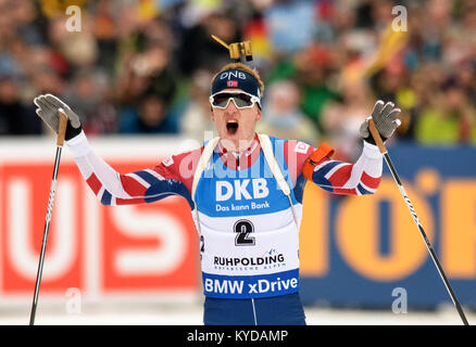 Ruhpolding in Germania. Xiv gen, 2017. Johannes Thingnes Boe di Norvegia festeggia al traguardo degli uomini della Messa di inizio evento (15 km) della Coppa del Mondo di Biathlon di Chiemgau Arena a Ruhpolding, Germania, 14 gennaio 2017. Credito: Matthias esitano di fronte/dpa/Alamy Live News Foto Stock