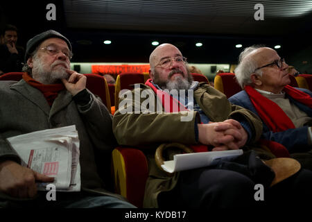 Napoli, Italia. Xiv gen, 2018. Alcuni comunisti sono visto internamente all'Auditorium di Napoli dove la lista civica ''Potere al popolo" è stato presentato e che correrà per le prossime elezioni politiche di marzo 2018. Credito: Claudio Menna/SOPA/ZUMA filo/Alamy Live News Foto Stock