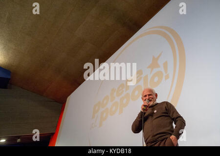 Napoli, Italia. Xiv gen, 2018. Giuseppe Aragno durante il suo discorso sul palco. Con le prossime elezioni politiche nazionali impostato per il mese di marzo la campagna elettorale inizia ufficialmente. A Napoli c'è una nuova realtà politica rappresentata da giovani studenti, lavoratori precari, Disoccupati, sindacalisti e ex attivisti e comunisti. Credito: Claudio Menna/SOPA/ZUMA filo/Alamy Live News Foto Stock