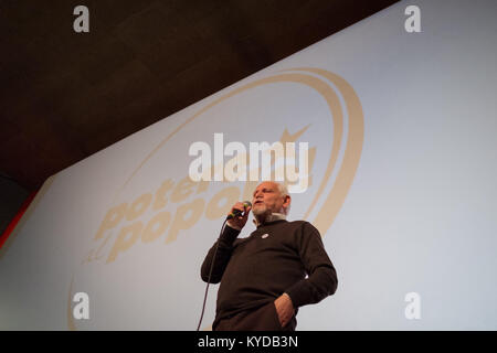 Napoli, Italia. Xiv gen, 2018. Giuseppe Aragno durante il suo discorso sul palco. Con le prossime elezioni politiche nazionali impostato per il mese di marzo la campagna elettorale inizia ufficialmente. A Napoli c'è una nuova realtà politica rappresentata da giovani studenti, lavoratori precari, Disoccupati, sindacalisti e ex attivisti e comunisti. Credito: Claudio Menna/SOPA/ZUMA filo/Alamy Live News Foto Stock