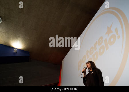 Napoli, Italia. Xiv gen, 2018. Viola Carofalo, candidato alla lista civica ''Potere al popolo'' è visto sul palco durante la presentazione della loro campagna elettorale.a Napoli c'è una nuova realtà politica rappresentata da giovani studenti, lavoratori precari, Disoccupati, sindacalisti e ex attivisti e comunisti. Credito: Claudio Menna/SOPA/ZUMA filo/Alamy Live News Foto Stock