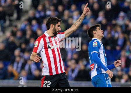 Athletic Club centrocampista Raul Garcia (22) e RCD Espanyol avanti Gerard Moreno (7) durante la partita tra RCD Espanyol v Athletic Club, per il round 19 del Liga Santander, suonato a RCDE Stadium il 14 gennaio 2018 a Barcellona, Spagna. Foto Stock