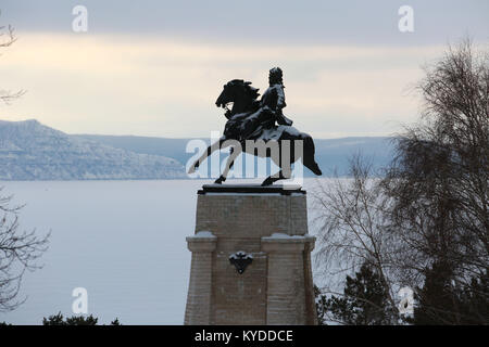 Togliatti, Oblast di Samara, Federazione russa. Xi gen, 2018. Il monumento Tatishchev è una statua equestre sulle rive del fiume Volga a Tolyatti. Completato nel 1998, onora Vassilij Tatishchev, il fondatore di Tolyatti. È una città di Samara Oblast. È la più grande città della Russia che non servono come il centro amministrativo di un soggetto federale. Popolazione: 719,632. A livello internazionale la città è meglio conosciuta come la casa della Russia il più grande costruttore di auto AvtoVAZ (Lada), che era stata fondata alla fine degli anni sessanta. Credito: Katrina Kochneva/ZUMA filo/Alamy Live News Foto Stock