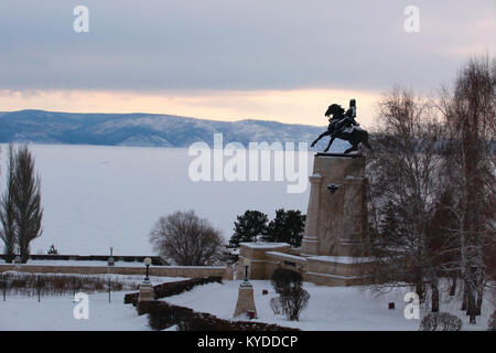 Togliatti, Oblast di Samara, Federazione russa. Xi gen, 2018. Il monumento Tatishchev è una statua equestre sulle rive del fiume Volga a Tolyatti. Completato nel 1998, onora Vassilij Tatishchev, il fondatore di Tolyatti. È una città di Samara Oblast. È la più grande città della Russia che non servono come il centro amministrativo di un soggetto federale. Popolazione: 719,632. A livello internazionale la città è meglio conosciuta come la casa della Russia il più grande costruttore di auto AvtoVAZ (Lada), che era stata fondata alla fine degli anni sessanta. Credito: Katrina Kochneva/ZUMA filo/Alamy Live News Foto Stock