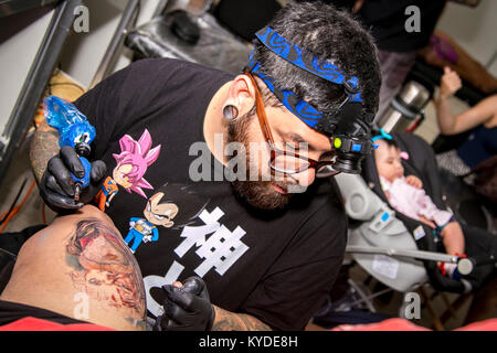 Rio De Janeiro, Brasile. Xiv gen, 2018. 6° International Tattoo e Body Piercing Convenzione, il più grande evento di tatuaggio in America Latina tenutosi presso la Sul América Convention Center in Rio de Janeiro, RJ. Credito: André Horta/FotoArena/Alamy Live News Foto Stock