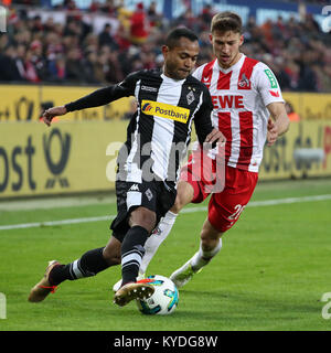 Colonia, Germania. Xiv gen, 2018. Raffael (L) del Borussia Moenchengladbach vies con Salih Ozean di 1.FC Koeln durante la Bundesliga match tra 1. FC Koeln e Borussia Moenchengladbach a Colonia, Germania, il 14 gennaio 2018. Credito: Ulrich Hufnagel/Xinhua/Alamy Live News Foto Stock