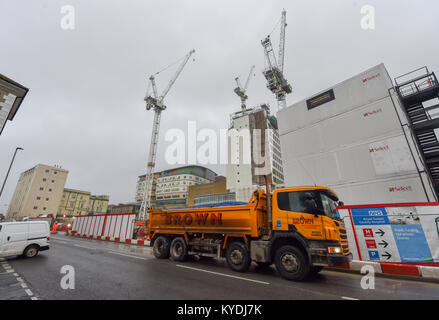 Brighton, Regno Unito. 15 gennaio, 2018. Un carrello lascia sito in costruzione come si continua a lavorare su £485 milioni di progetto di riqualificazione presso il Royal Sussex County Hospital di Brighton . Il progetto è stato finanziato con fondi pubblici non utilizza il finanziamento privato ed è dovuta essere completato nel 2023 Credit: Simon Dack/Alamy Live News Foto Stock