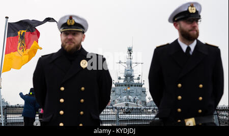 Wilhelmshaven, Germania. 15 gennaio, 2018. Due soldati marini stand a bordo della nave marina "Hessen" presso la base navale di Wilhelmshaven, Germania, 15 gennaio 2018. La fregata "Hessen' sarà dirigendosi verso la costa orientale americana, unendo una fregata norvegese e parecchi di noi navi militari, tra le quali la portaerei USS Harry Truman, al fine di partecipare in due manouvers in mare. Credito: dpa picture alliance/Alamy Live News Foto Stock