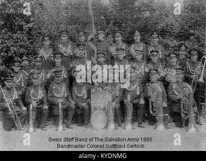 Una fotografia del 1905 della banda dello staff svizzero dell'Esercito della salvezza, che mostra musicisti in uniforme che eseguono musica religiosa e di servizio sociale in Svizzera. Foto Stock