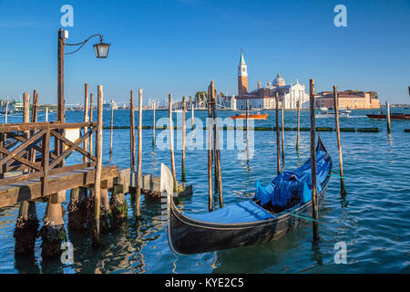 Parcheggiato gondole e la chiesa di San Giorgio Maggiore in Veneto, Venezia, Italia, Europa Foto Stock