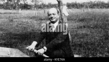 Una fotografia che raffigura il poeta francese Tristan Derème a bordo di una barca, che riflette il suo carattere letterario e il legame con la natura all'interno della letteratura francese dell'inizio del XX secolo. Foto Stock