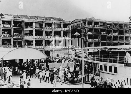Questa fotografia del 1925 mostra Union Pier nella contea di Berrien, Michigan, Stati Uniti, raffigurante il molo della comunità lacustre, i cottage e le infrastrutture turistiche nelle vicinanze in un momento di crescita nelle industrie locali del legno e del turismo. Foto Stock