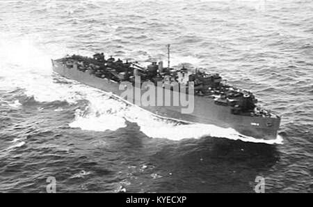 Una fotografia del 1943 della USS Carter Hall (LSD-3), una nave da sbarco della Marina degli Stati Uniti, operante nel Mar dei Coralli durante la seconda guerra mondiale. La nave sostenne operazioni anfibie nel teatro del Pacifico. Foto Stock