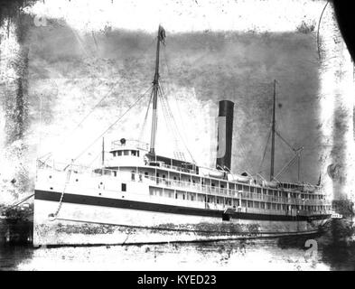 La USS Relief, una nave ospedale della Marina degli Stati Uniti, è mostrata sull'East River a New York il 1 luglio 1898, illustrando le operazioni mediche navali e il design della nave durante la guerra ispano-americana. Foto Stock