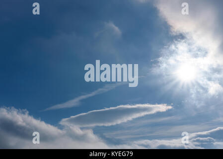 Bella e il paesaggio è magico e volare sopra le nuvole contro un cielo azzurro e sole Foto Stock