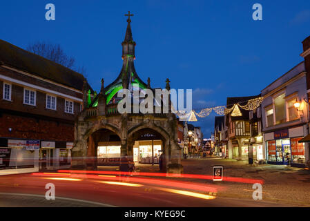 Croce di pollame al tramonto con il traffico in Salisbury city centre REGNO UNITO Foto Stock