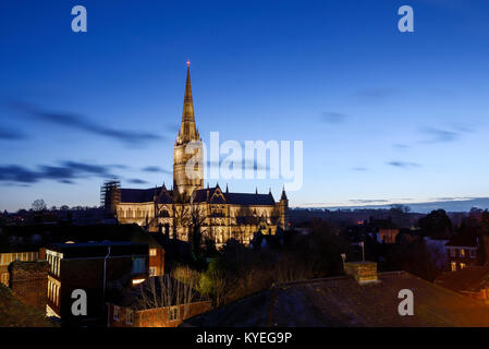 La Cattedrale di Salisbury e tetti al tramonto in Salisbury city centre REGNO UNITO Foto Stock
