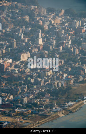 Vista aerea del Lago Phewa e Pokhara, Nepal Foto Stock