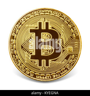 Bitcoin. Medaglia d'oro con simbolo bitcoin, isolata su uno sfondo bianco, percorso di clipping incluso. Foto Stock