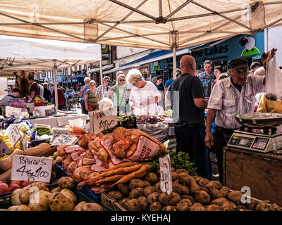 Stallo vegetale sul mercato in Keswick nel distretto del lago del nord dell'Inghilterra Foto Stock