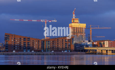 Edificio alto Redi in fase di costruzione con una gru che si trova accanto al nuovo Kalasatama residenziale e business area di Helsinki, Finlandia. Foto Stock